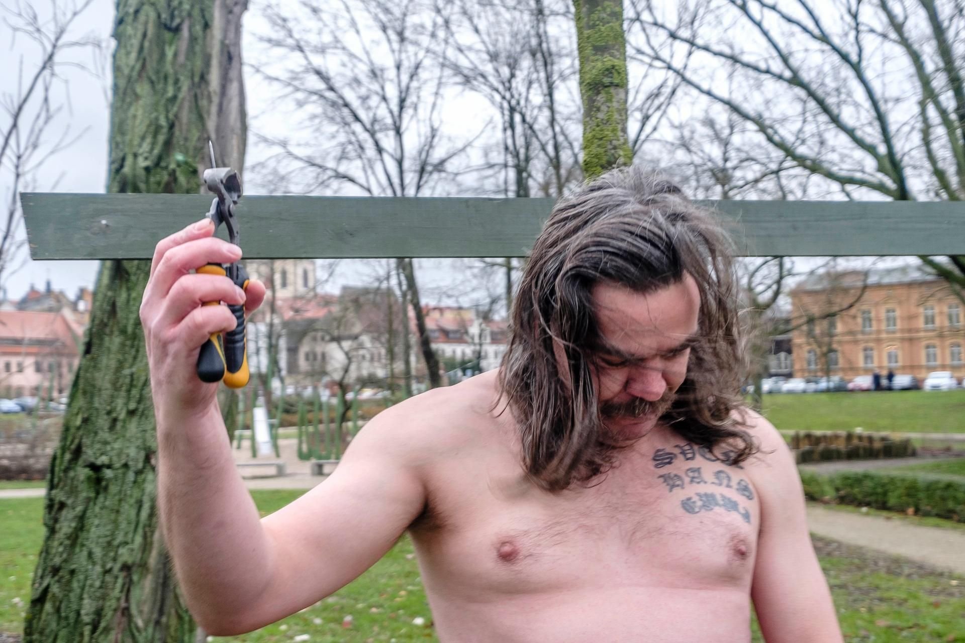 Uwe Max Jensen hat seinen Penis an einen Baum in Wittenberg genagelt.