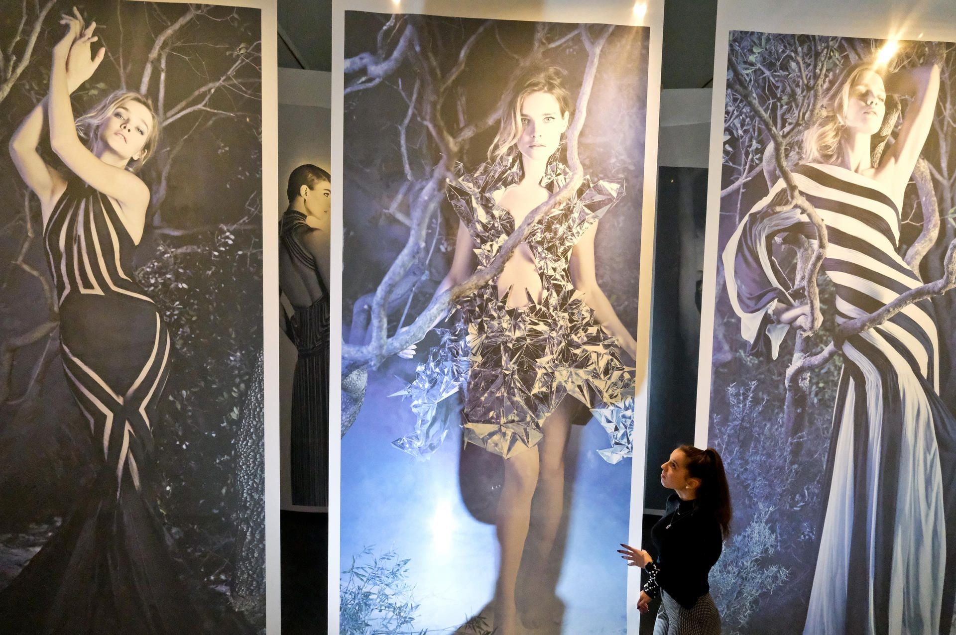 „La sala bianca“ - das weiße Zimmer - heißt der Raum in der Moritzburg, der auf Seide gedruckte Mode Shoots von Karl Lagerfeld zeigt.