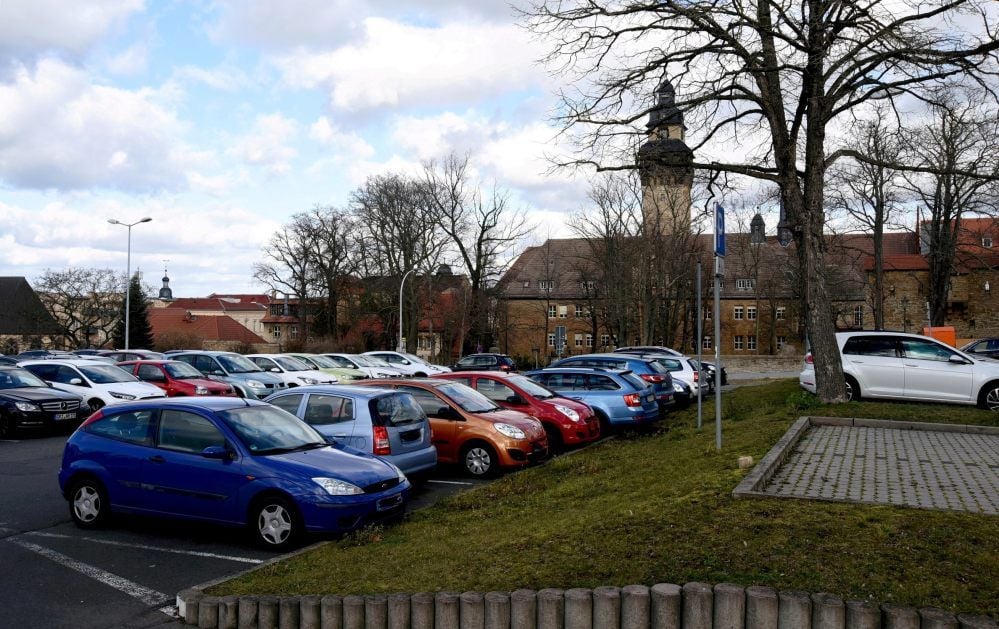 Der Parkplatz am Steinsgraben hinter dem Rathaus bietet 143 Stellflächen, davon 120 kostenfreie. Die sind zumeist den ganzen Tag belegt.