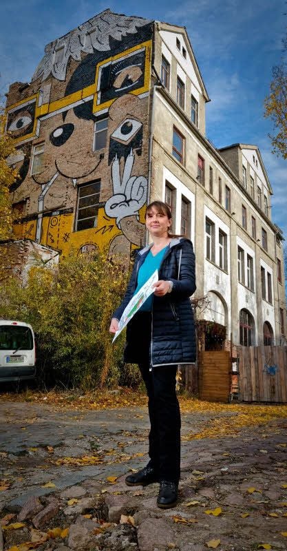 Projektsteuerin Susanne Rieckmann steht vor dem LaBim. Über die Zukunft des Hauses entscheidet letztlich ein Architekturwettbewerb.
