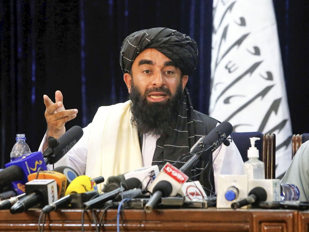 Sabiullah Mudschahid, Sprecher der Taliban, auf seiner ersten Pressekonferenz in Kabul.