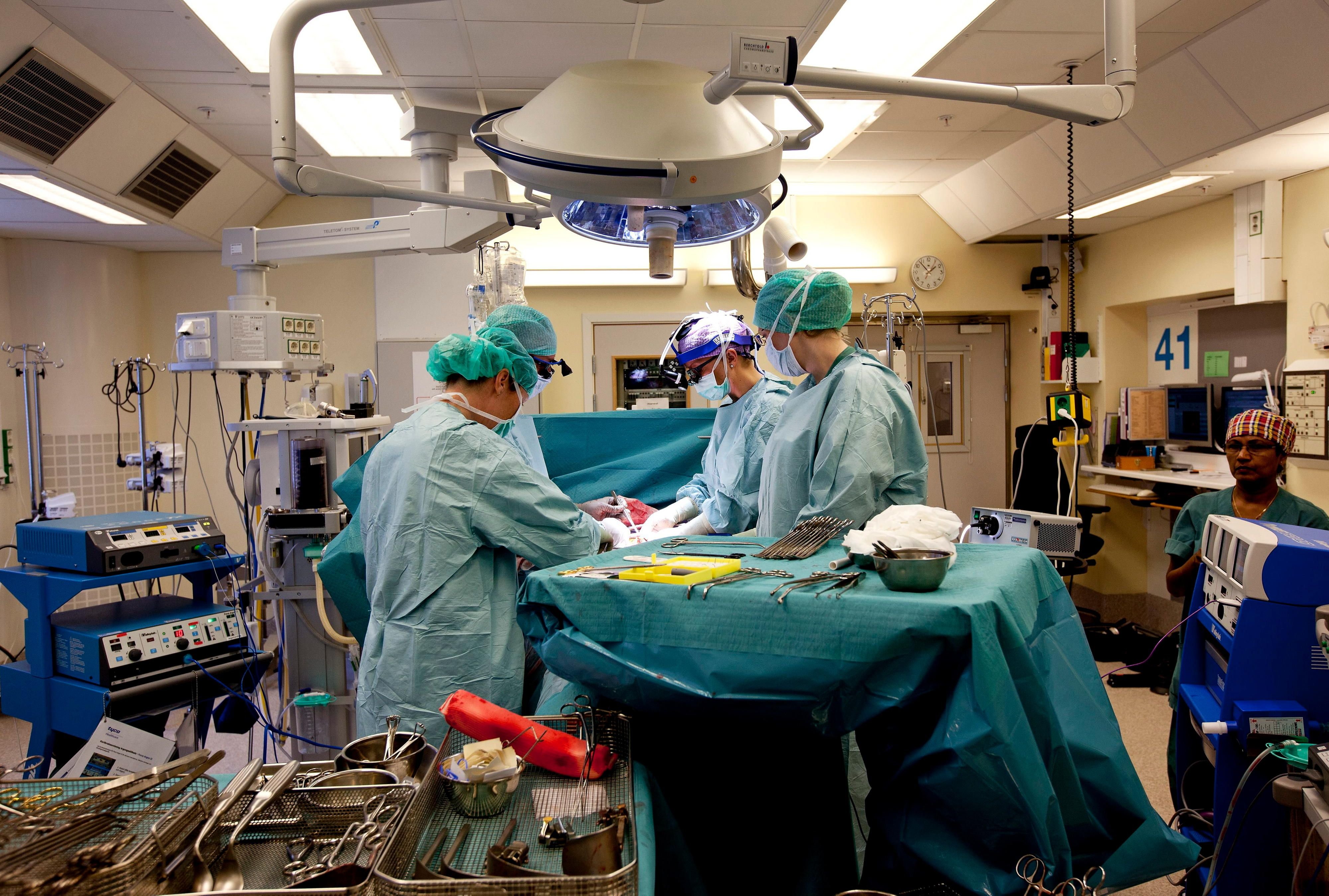 Ein Ärzteteam führt in Göteburg eine Gebärmutter-Transplantation durch.