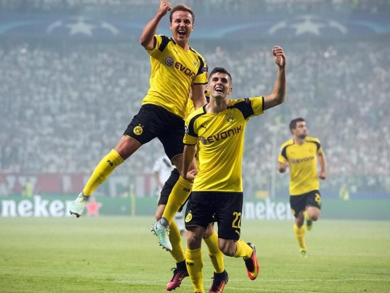 Die Dortmunder bejubeln den Auftakttreffer von Mario Götze (l). Der BVB siegt 6:0 bei Legia Warschau.