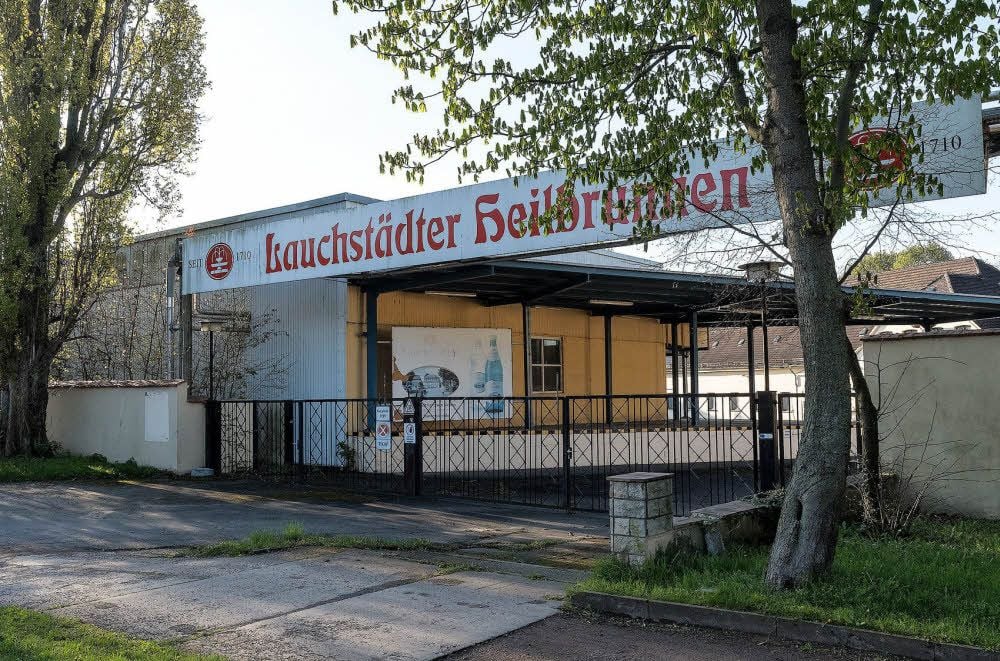 Vor sechs Jahren ging der Lauchstädter Heilbrunnen pleite. Seitdem ist das Areal ungenutzt, auch ein Investor zeigt vor Ort bislang wenig Aktivität.
