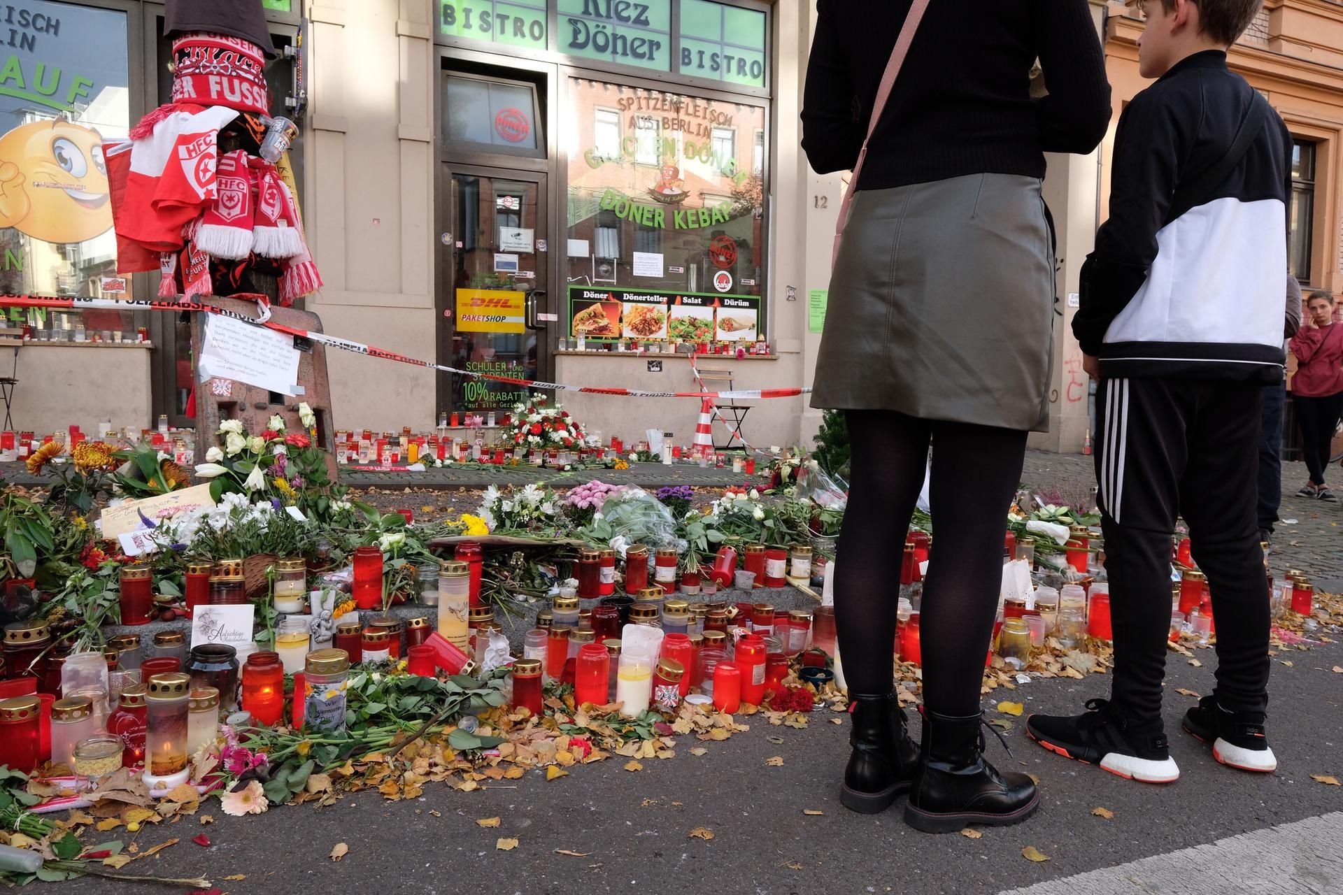 Hallenser gedenken den Opfern des Anschlags vom 9. Oktober. Viele legen Blumen und Kerzen am Kiez-Döner nieder und drücken damit ihre Trauer aus.
