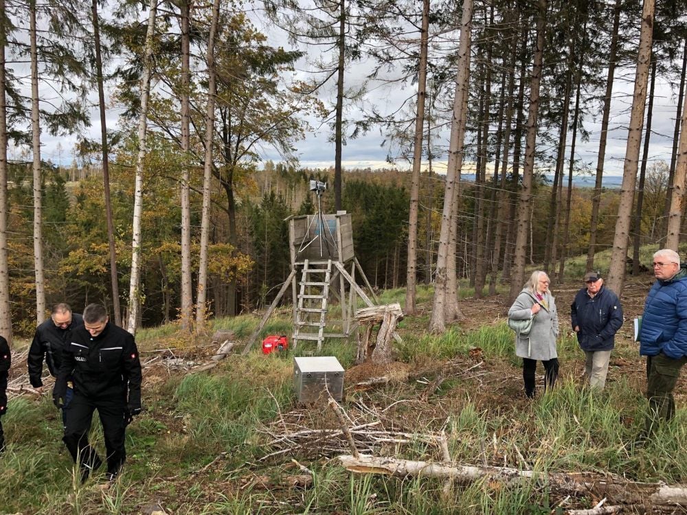 Polizeibeamte haben einen Scheinwerfer auf dem Hochsitz aufgestellt, der dem verunglückten Jäger zugewiesen war.