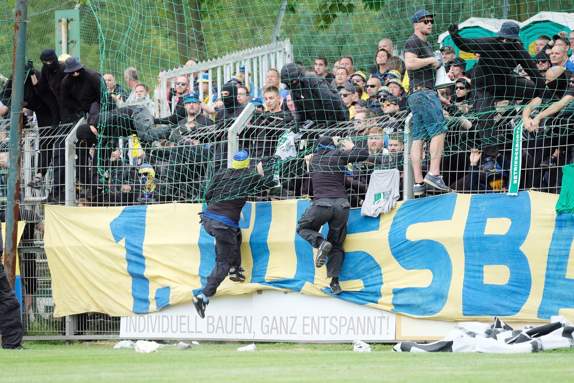 Lok-Leipzig-Fans auf dem Spielfeld.