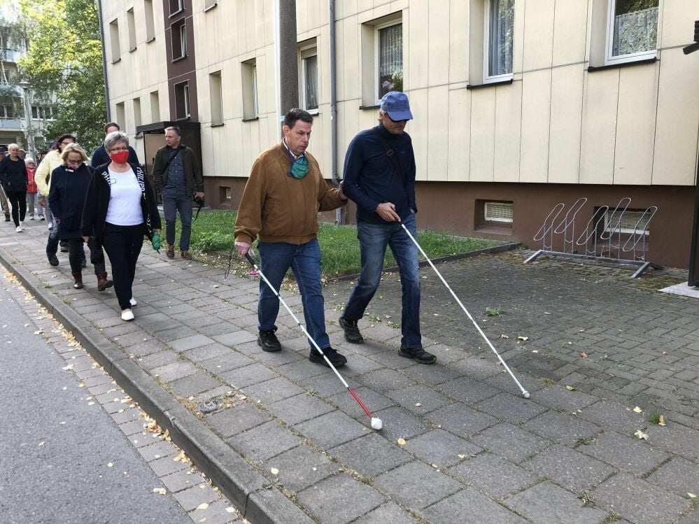 Mit dem Langstock unterwegs: Hilfreich wäre hier besonders vor öffentlichen Einrichtungen ein Blindenleitsystem.