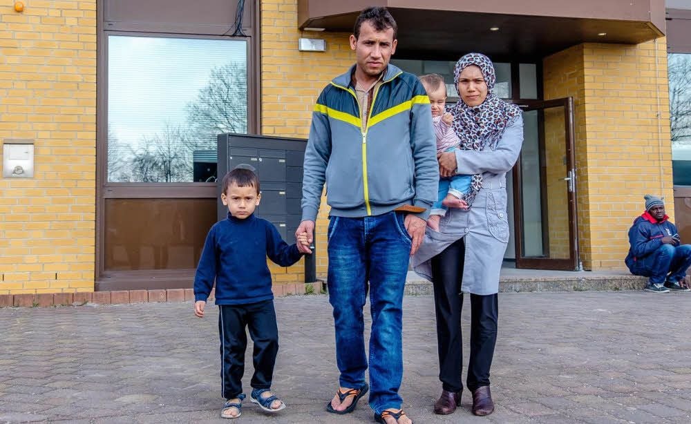 Mit bloßen Füßen im deutschen Winter. Mahmud, Ehefrau Djamila und ihre beiden Kinder kommen aus Afghanistan. Sie haben sich offenbar arrangiert mit ihrer Unterkunft. Zu den Anschlägen sagen sie nichts.