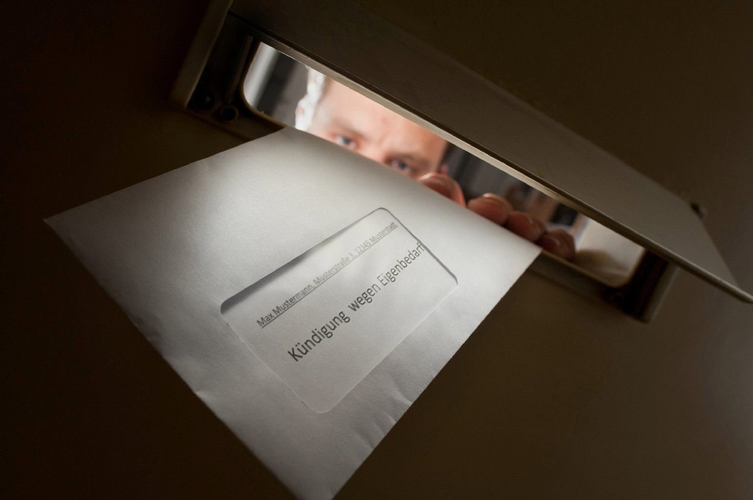 Wer in eine neue Wohnung zieht, sollte sich erkundigen, ob es eine Eigentumswohnung ist. Denn in diesem Fall kann der Besitzer wegen Eigenbedarf kündigen.