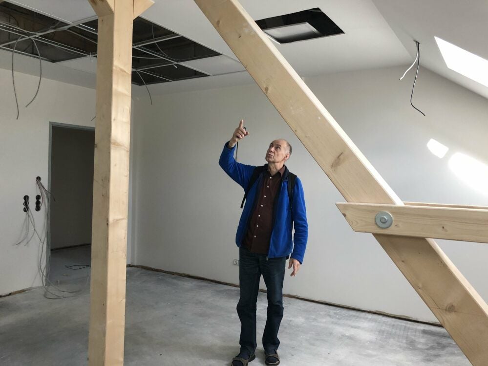 Komplett neu ist das Dachgeschoss. Volker Barth erläutert die hier noch ausstehenden Arbeiten.