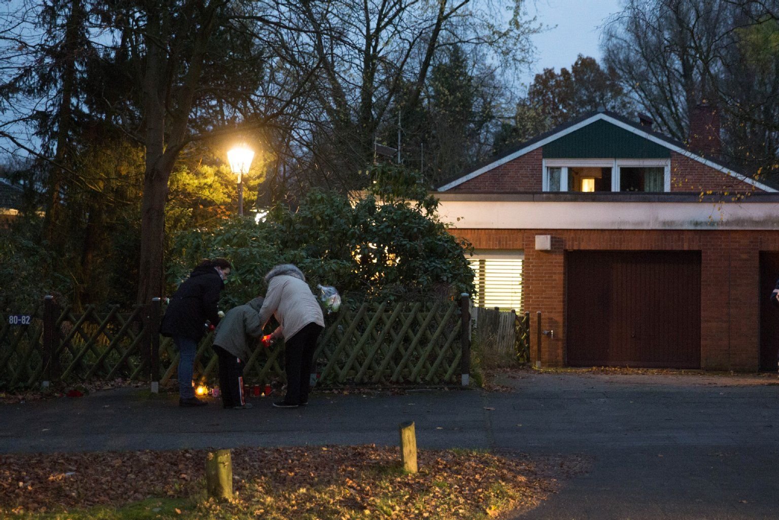 Vor dem Wohnhaus von Helmut Schmidt legen Menschen Blumen nieder.
