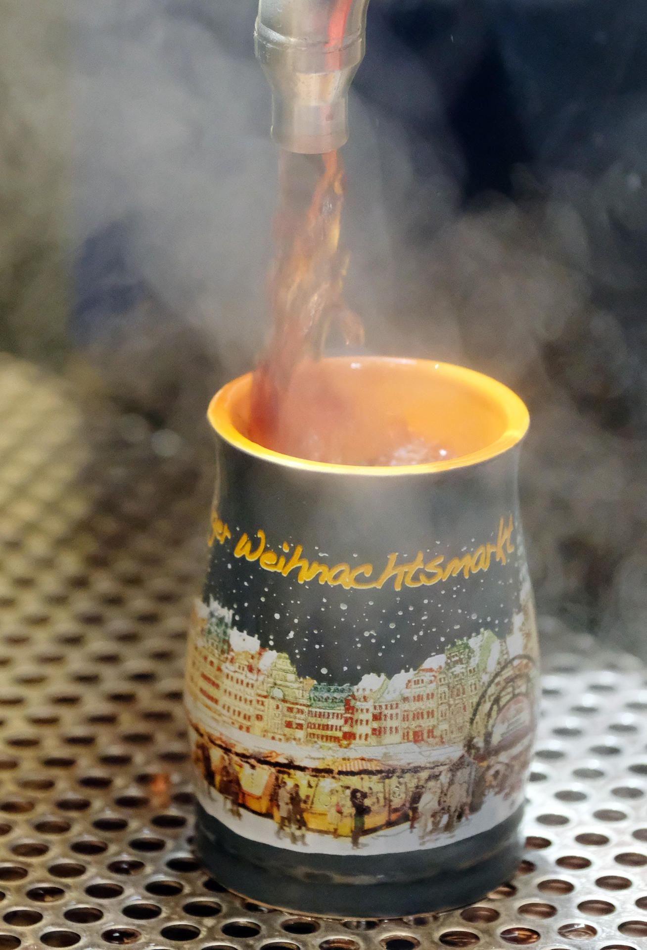 Glühwein wird an einem Stand des Weihnachtsmarktes in Leipzig ausgeschenkt. (Archivbild)