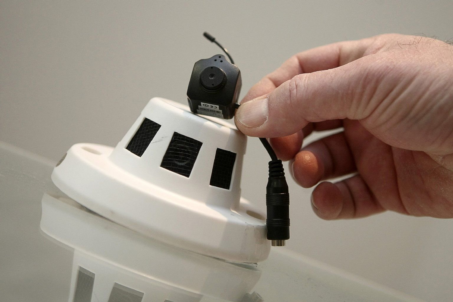 Dieser beschlagnahmte Rauchmelder wurde mit einer Mini-Kamera umgebaut, um die PIN von Bankkunden auszuspähen.