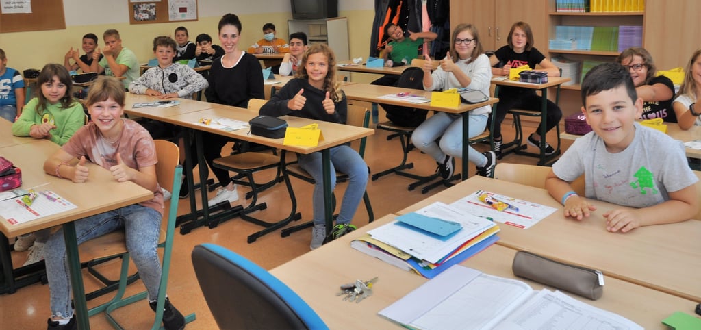 Klassenlehrerin Julia Weinke inmitten der Schülerinnen und Schüler der neuen Klasse 5b in der Sekundarschule "Am Baumschulenweg".