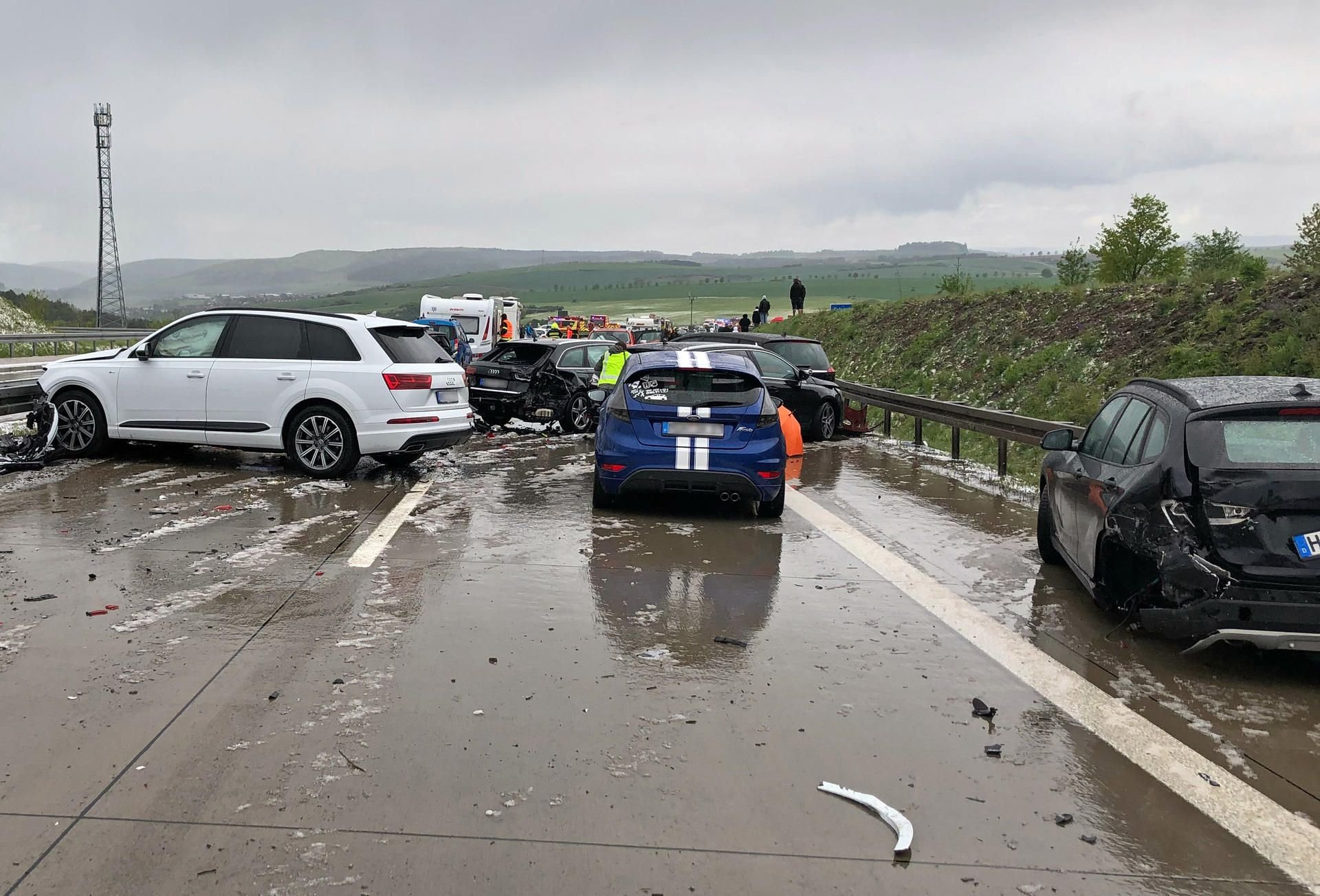 Vier Menschen wurden bei dem Unfall schwer verletzt.