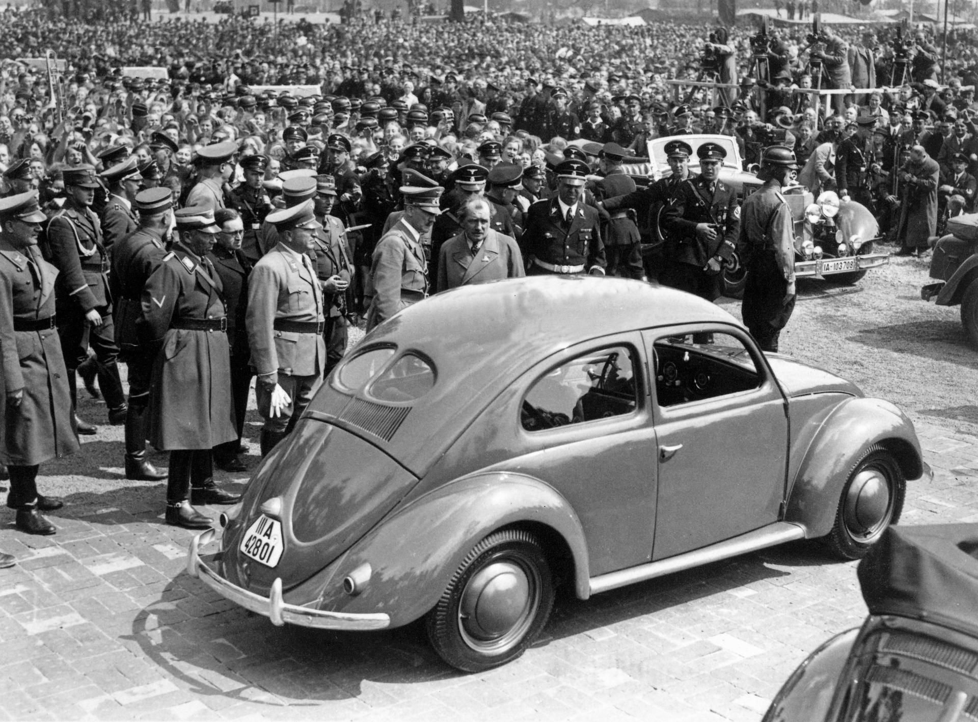 Nach der Grundsteinlegung nimmt Adolf Hitler am 26.05.1938 im Volkswagenwerk in der Nähe von Fallersleben einen Volkswagen "Käfer" in Augenschein.
