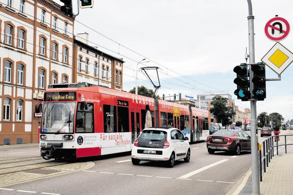 An der Ecke Delitzscher Straße/Fiete-Schulze-Straße kommt es zwischen Straßenbahn- und Autoverkehr immer wieder zu brenzligen Situationen.
