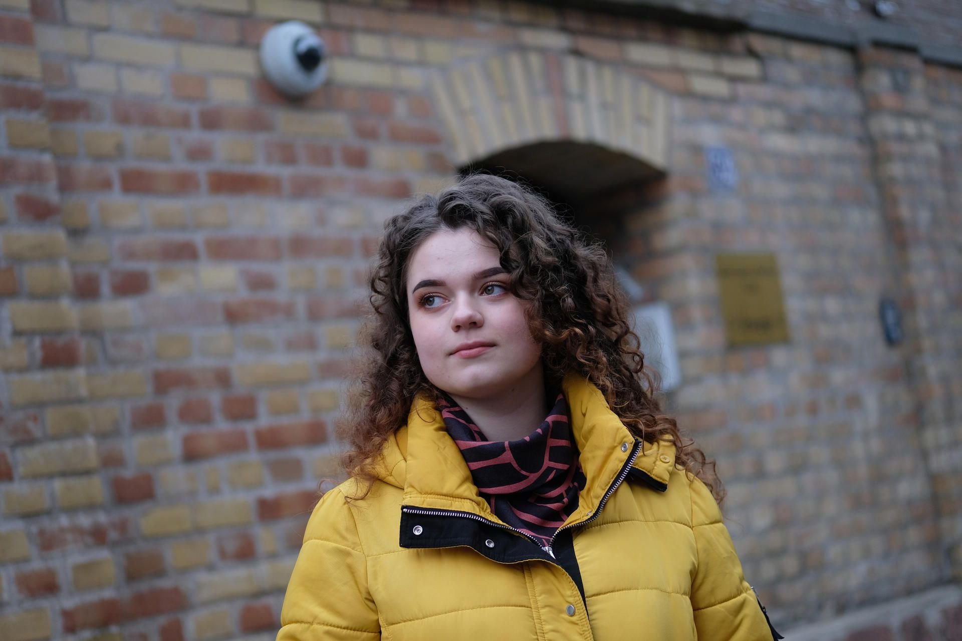 Lidia Edel vor der Synagoge in Halle