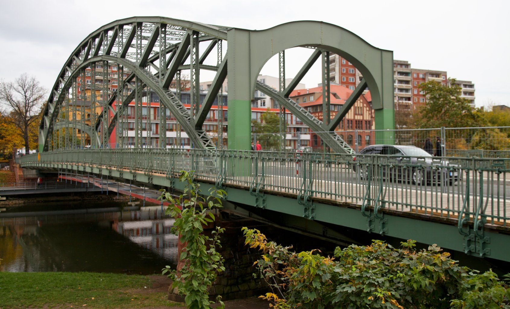 Die Genzmer Brücke zwischen der Wilhelm-Jost-Straße und dem Holzplatz.