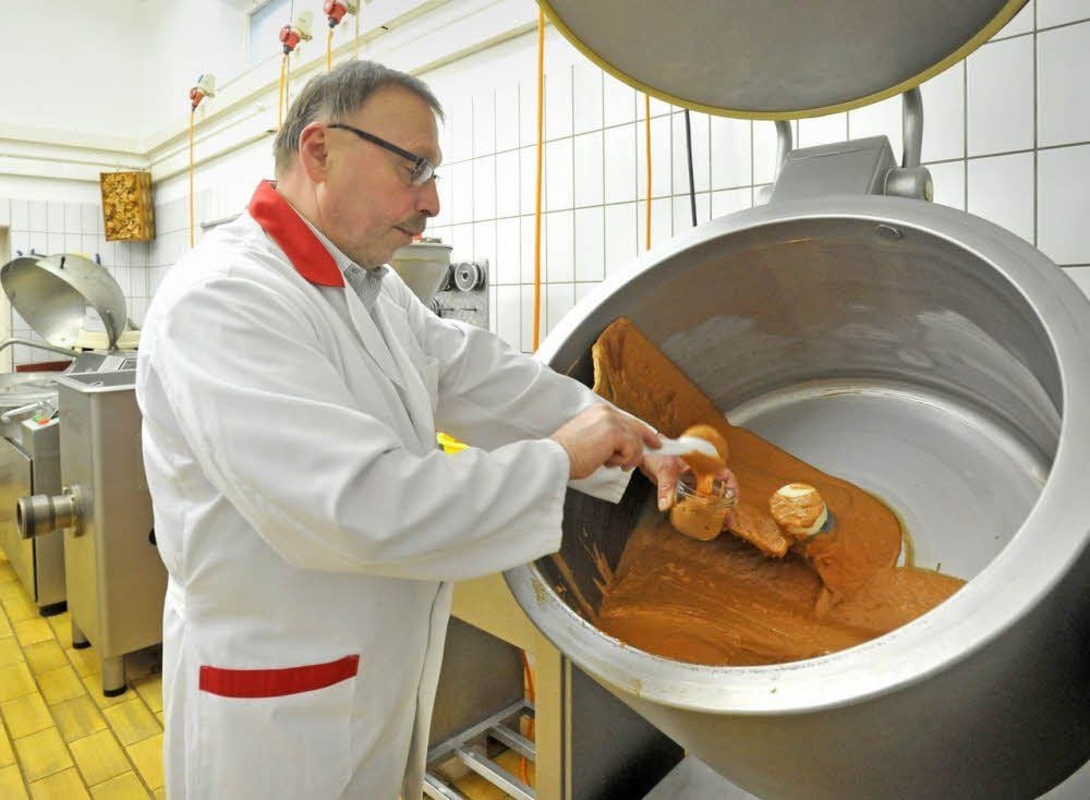 Der Fleischermeister als Senfproduzent. Klaus-Dieter Kohlmann stellt die Spezialität zurzeit noch selbst her.