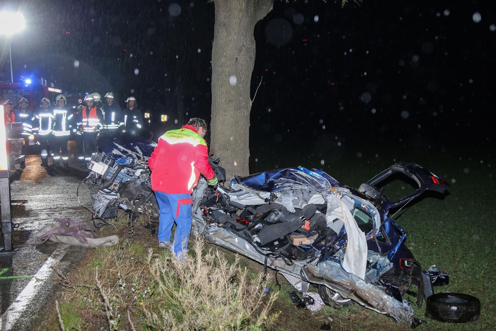 Das Auto prallte zwischen Trebitz und der Ortschaft Dorna gegen zwei Bäume. Der Fahrer starb an seinen schweren Verletzungen.