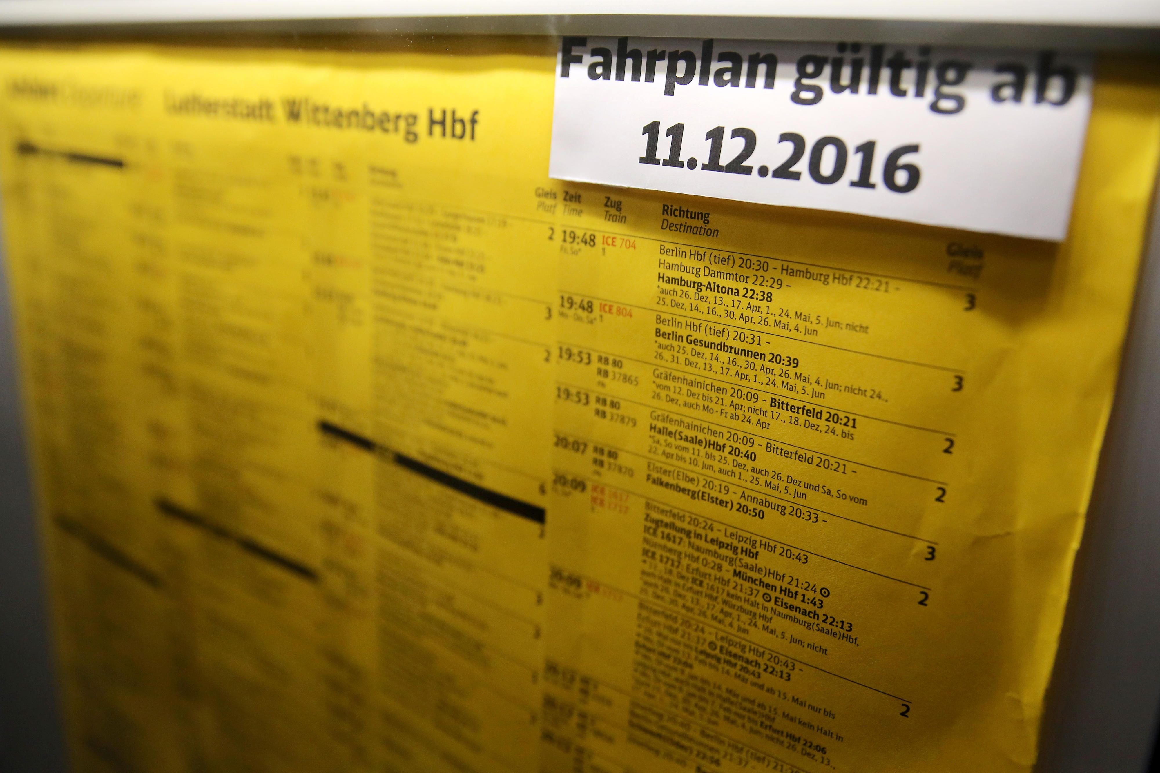 Ein Zettel "Fahrplan gültig ab 11.12.2016" hängt am Fahrplan in einem Schaukasten im Hauptbahnhof Lutherstadt Wittenberg.