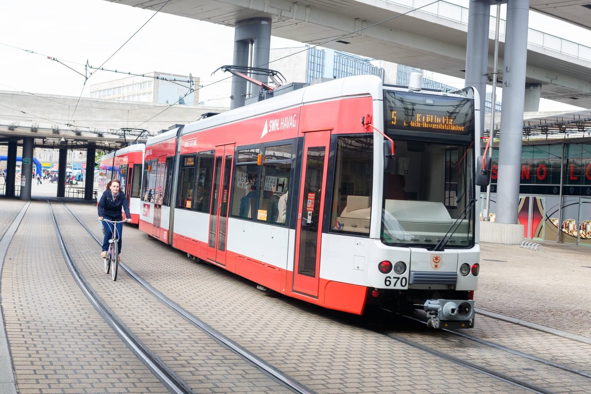 365-Euro-Ticket, kostenlose Bus und Bahn an Samstagen? Die Stadtverwaltung hat einmal durchgerechnet, was verschiedene Nahverkehrs-Verbesserungen kosten würden.