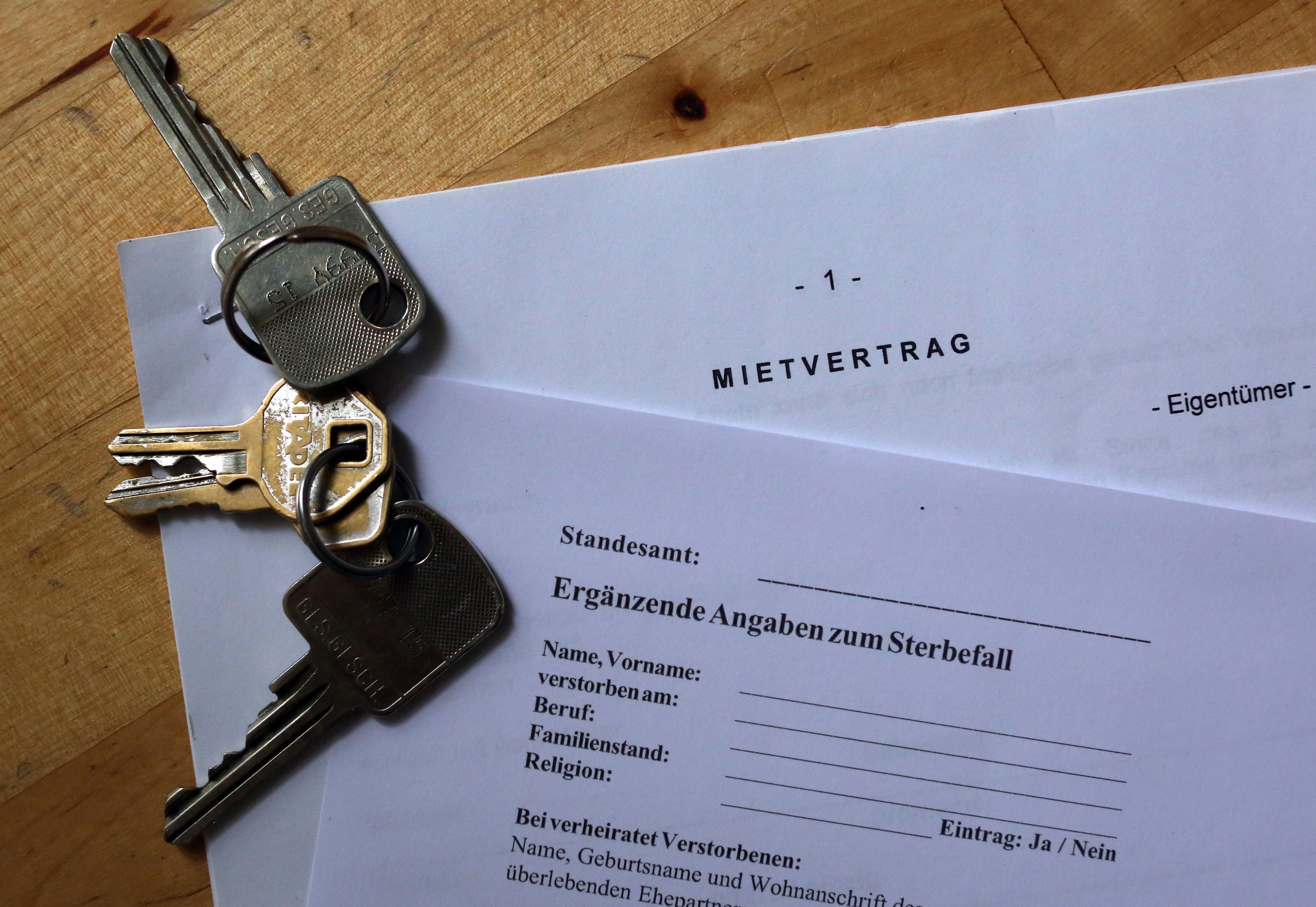 Bei einem Todesfall bleibt der Mietvertrag erst einmal bestehen.