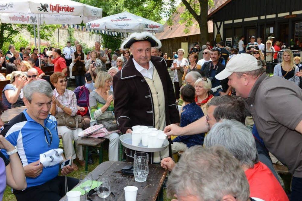 Zum Schöpfakt in Bad Kösen wird den Besuchern als Erinnerung an die Entdeckung der Solequellen ein Sole gereicht.