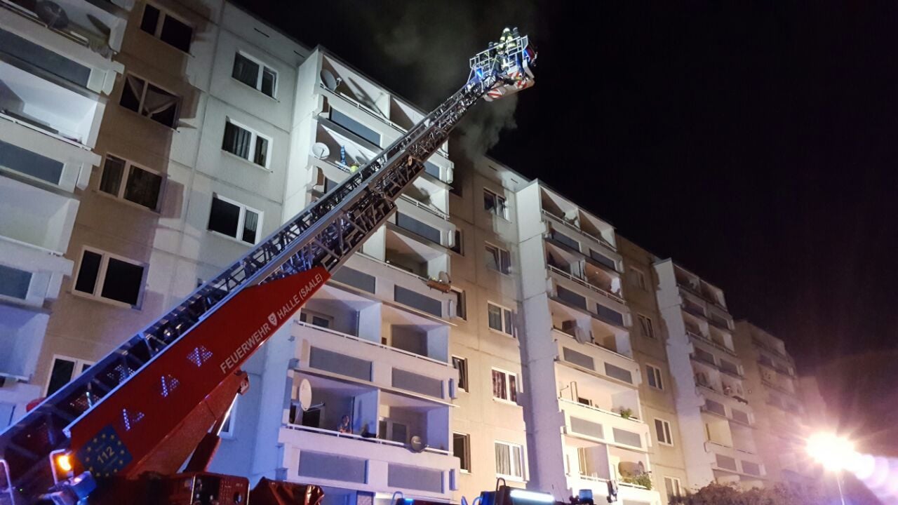 Kellerbrand im Südpark in Halle-Neustadt: Mehrere Bewohner musste in der Nacht zum Mittwoch durch die Feuerwehr gerettet werden.