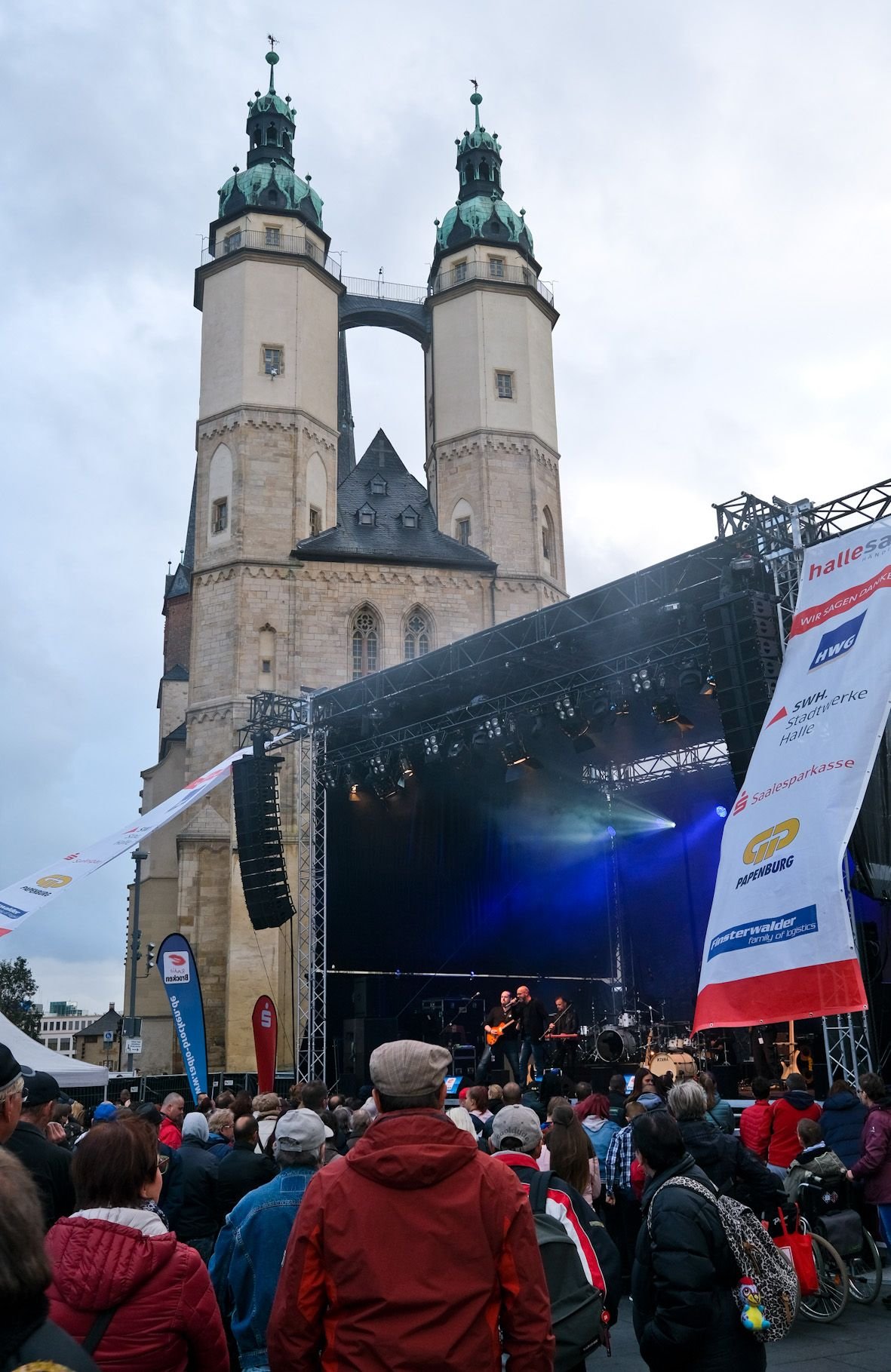 Auf der Bühne des Marktes in Halle sangen neben Christina Stürmer auch „Die vier Schönen“ und „Regentanz“.