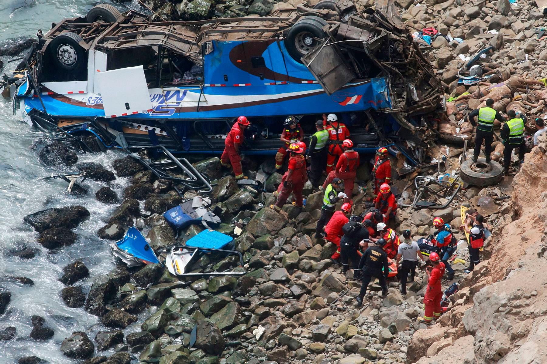 Der Bus stürzte rund 100 Meter in die Tiefe.