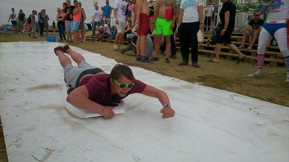 Vor dem SSB-Festivalmarkt rutschen Hobbysurfer auf präparierten Pisten um die Wette.