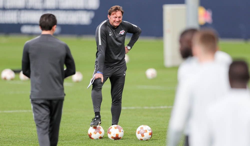 Gut gelaunt verfolgt RB-Trainer Ralph Hasenhüttl am Mittwoch das Training seiner Mannschaft.