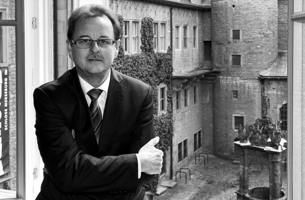 Der Landrat des Saalekreises ist an diesem Mittwoch nach langer schwerer Krankheit im Alter von 62 Jahren gestorben.