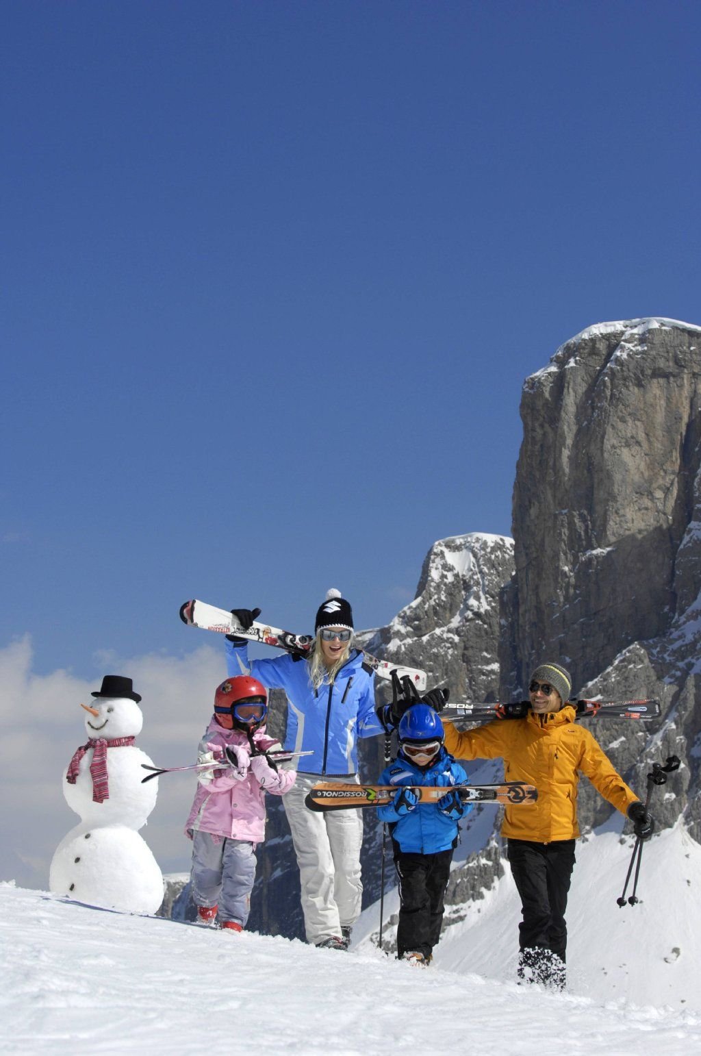 Ein Skiurlaub für die ganze Familie kann schnell teuer werden. Oft lohnt ein Preis-Vergleich.