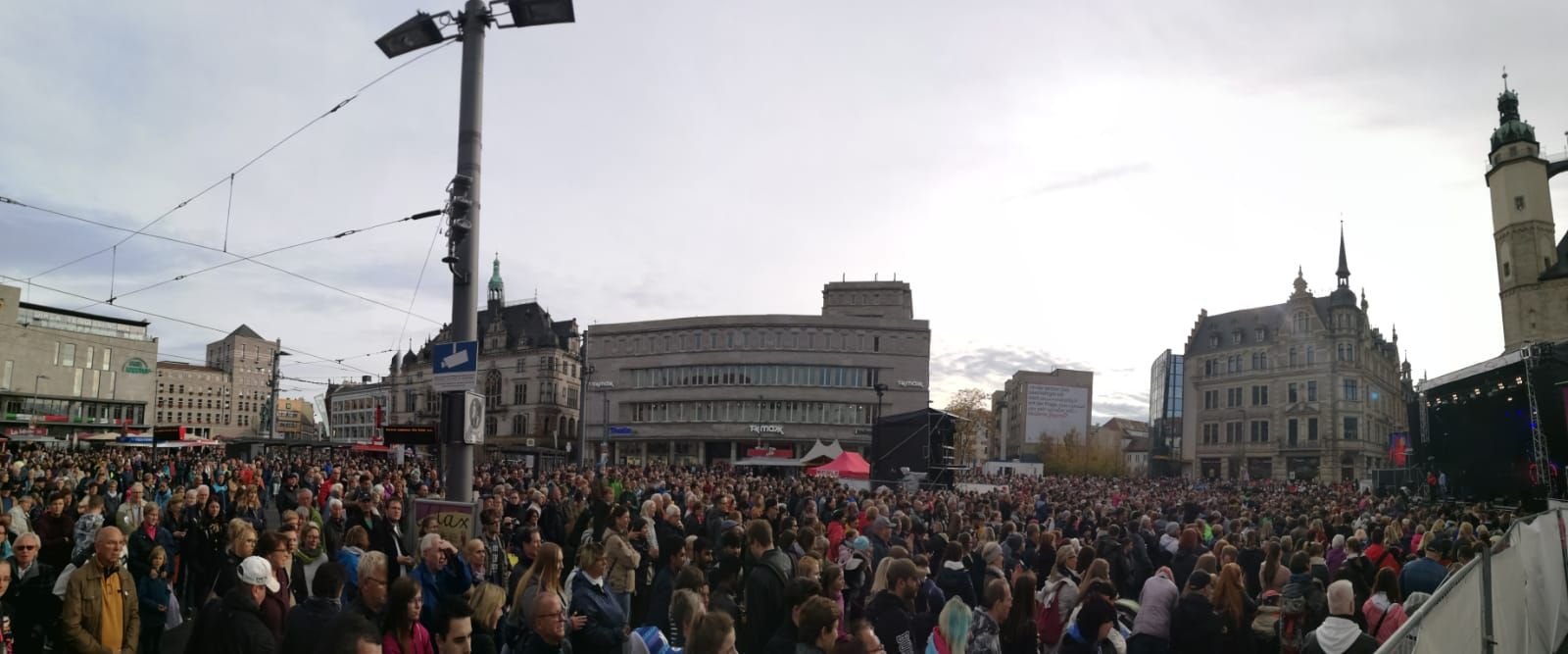 Tausende Menschen versammlten sich bei #HalleZusammen auf dem Markt.
