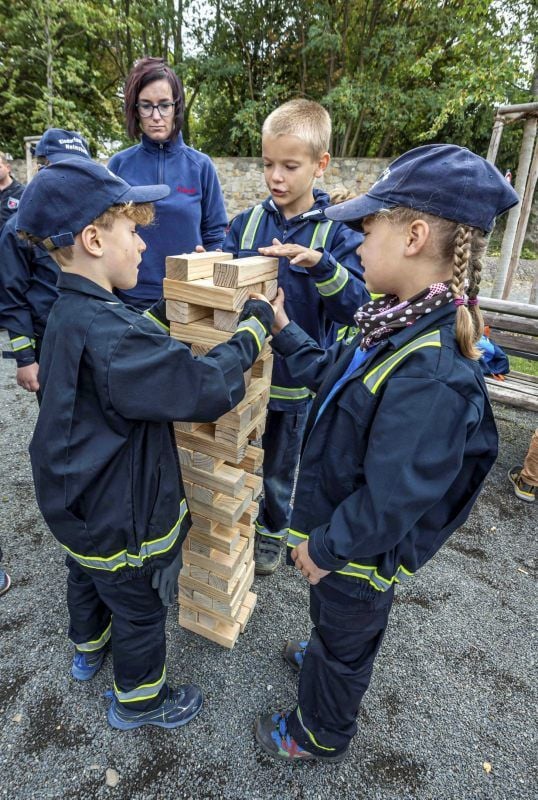Neinstedter Feuerwehrkinder testen ihre Geschicklichkeit.