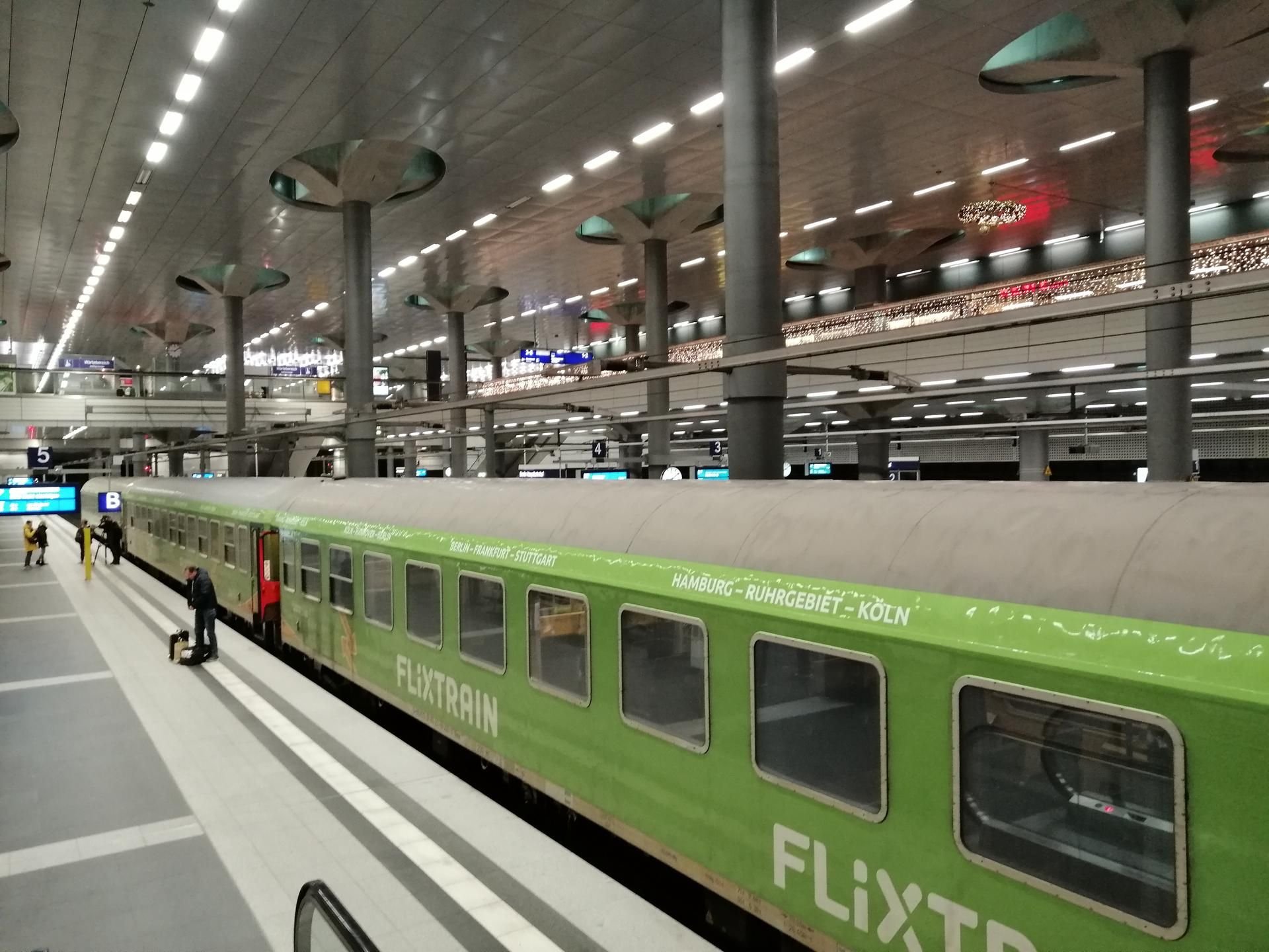 Die grünen Waggons sind das Markenzeichen des Unternehmens. Hier rollte der Halle-Zug gerade im Berliner Hauptbahnhof ein.