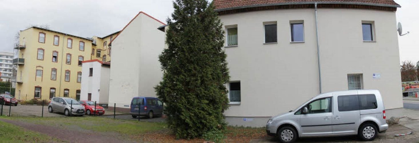 Im gelben Haus lebte Yangjie Li in einer WG. Unter der Konifere wurde sie am 13. Mai gefunden.