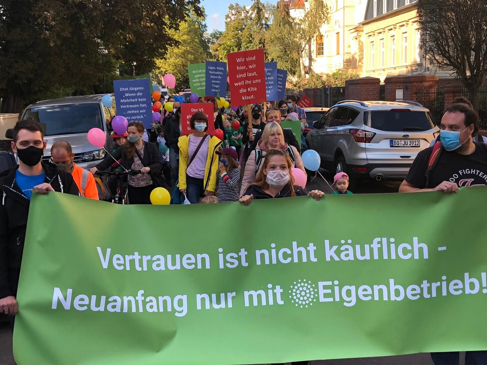 Eltern und Kinder der Kita Lebensbaum demonstrieren in Halle