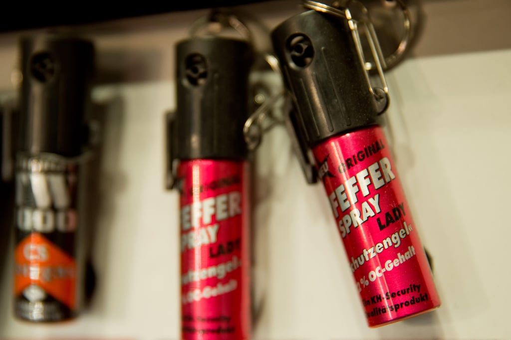 Pfefferspray wie dieses brennt stark in den Augen.