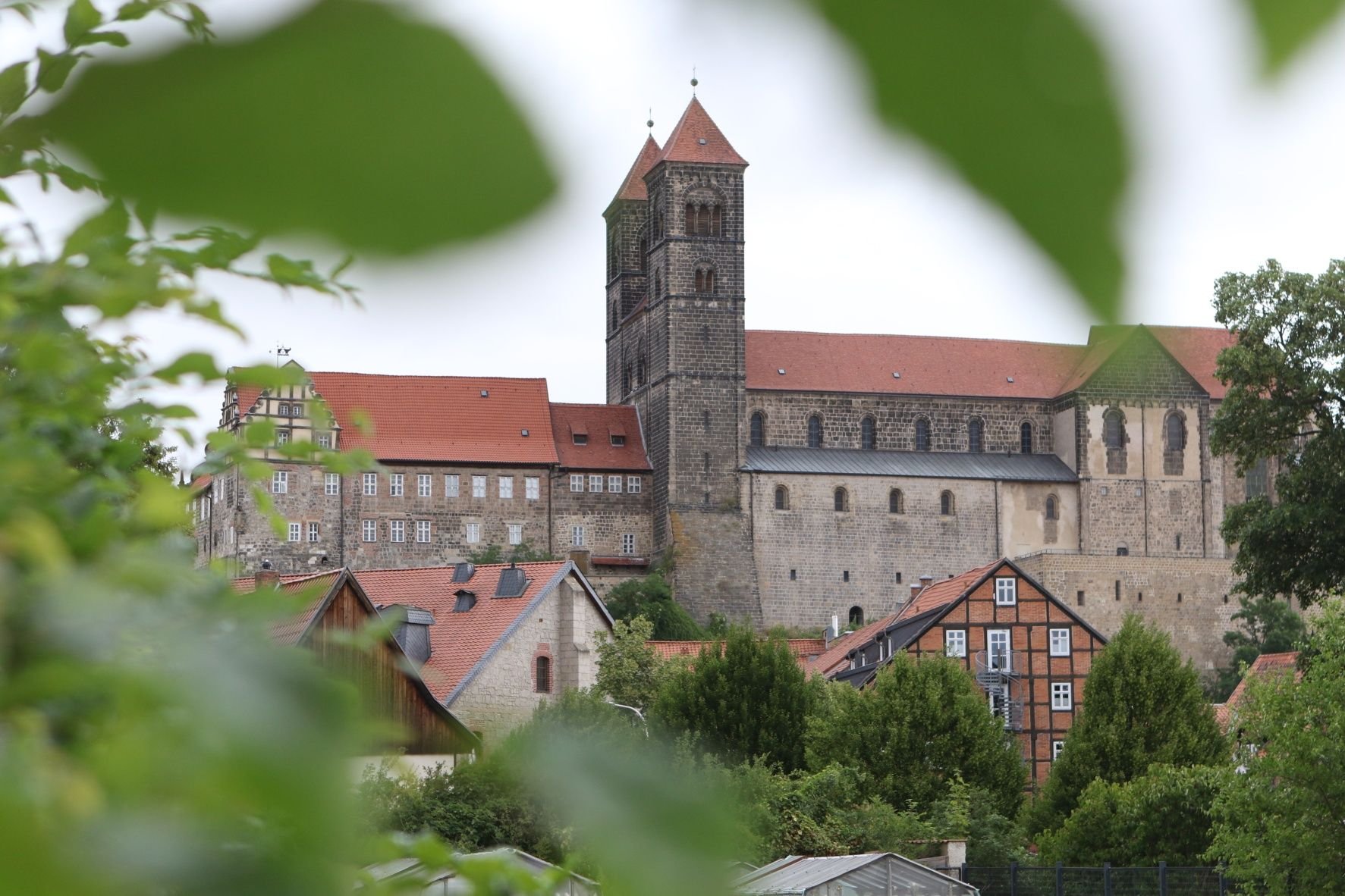 Blick auf Schloss und Stiftskirche „Sankt Servatius” in Quedlinburg