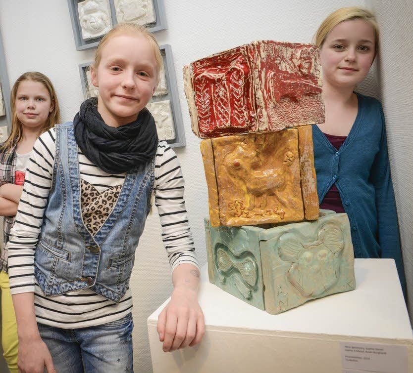 An den drei Kuben aus Ton haben auch Sophie Giesel (links) und Marielle Kurtz mitgearbeitet.