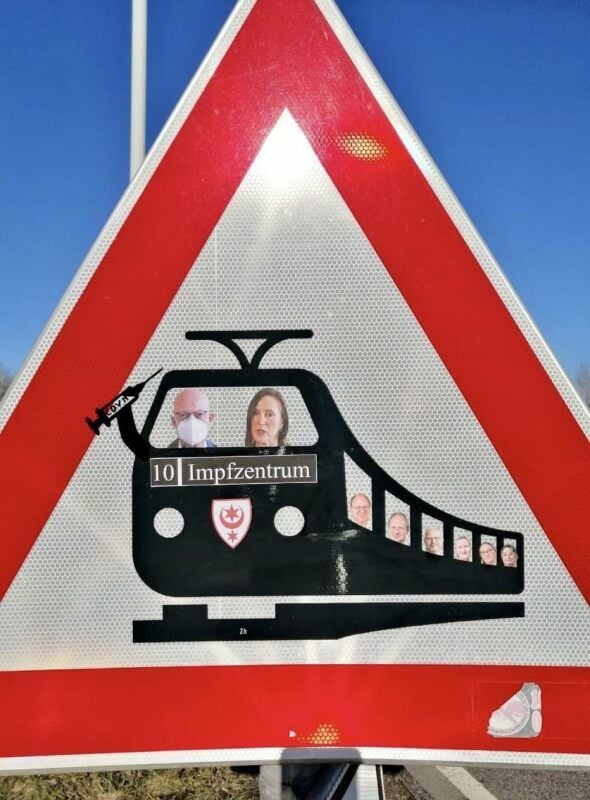 Am 5. Februar hatte die MZ die Impfaffäre um Oberbürgermeister Bernd Wiegand aufgedeckt. Seitdem ist das umstrittene Ad-hoc-Verfahren Stadtgespräch. Die „Schilderguerilla“ spießt das Thema nun satirisch auf.
