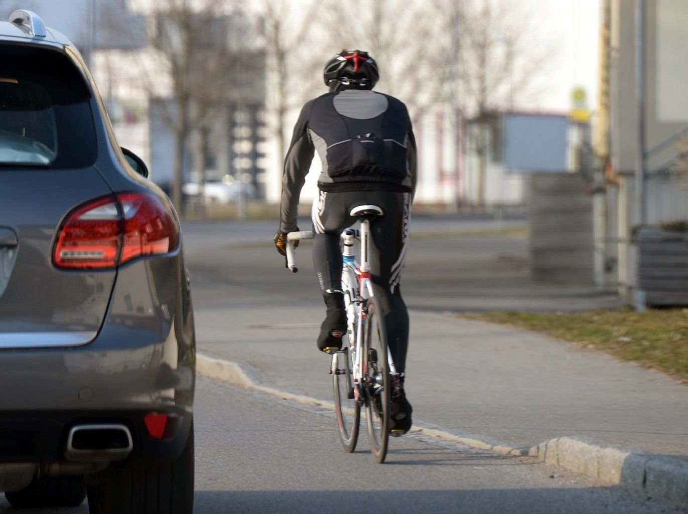Müssen Radfahrer Autos überholen lassen?