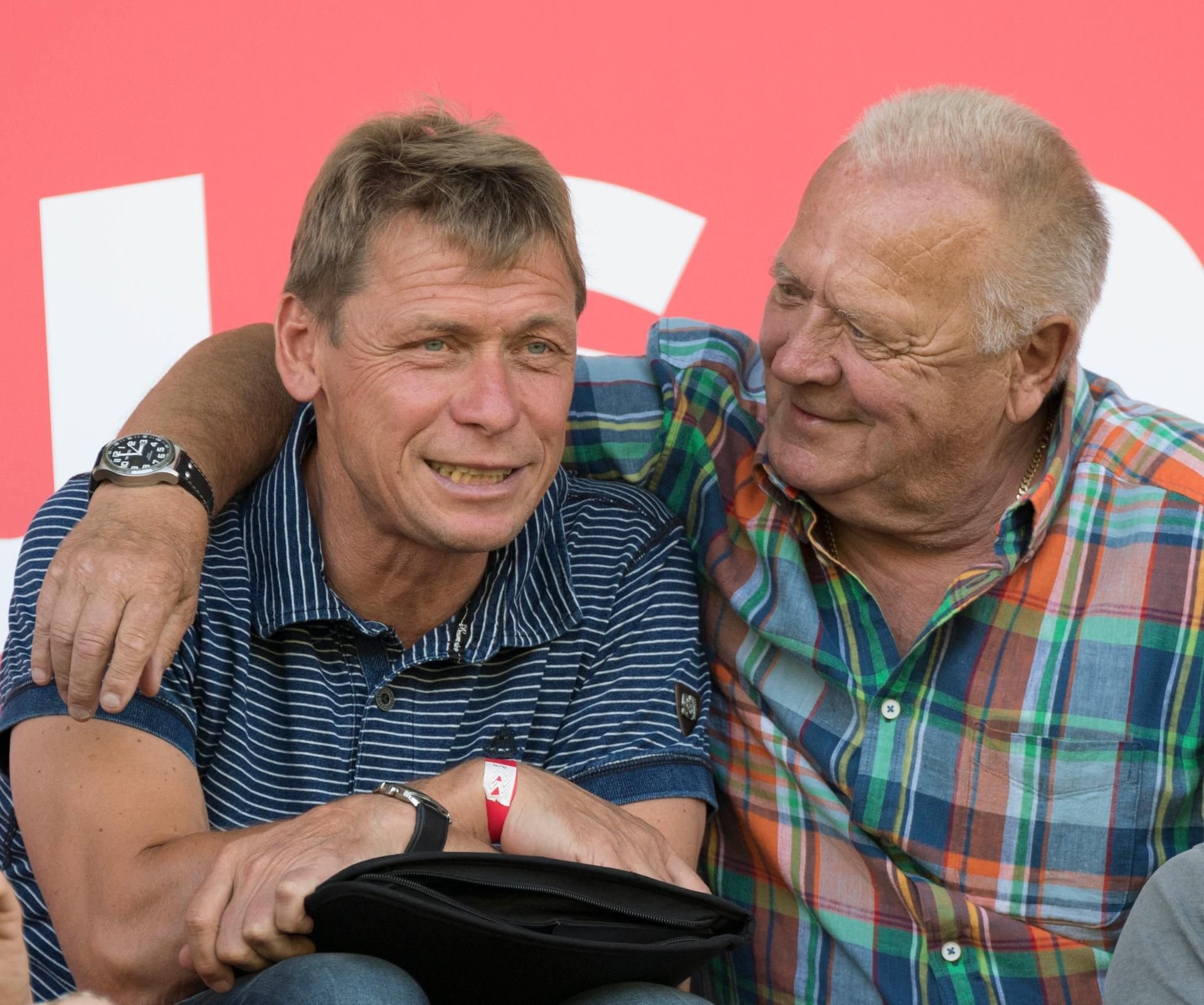 Sven Köhler (l.) ist öfter in Halle als Zuschauer zu Gast. Hier wird auf der Tribüne von Klaus Urbanczyk begrüßt.Foto: Schulz