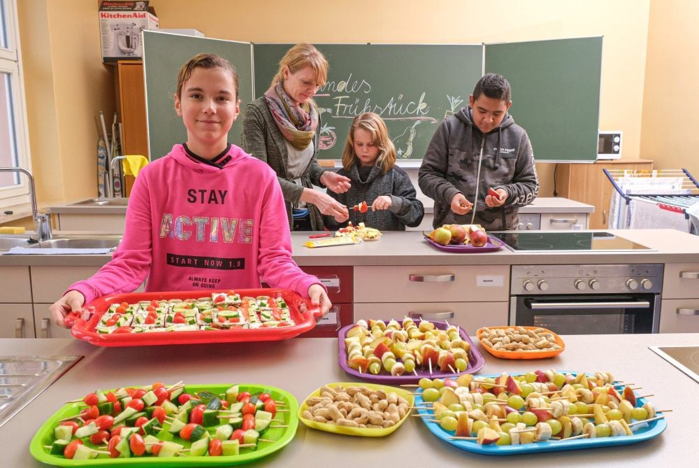 Pia, Koordinatorin Annett Theile sowie Lisa und Muhabet gehören zum „Gesundes Frühstück“-Team an der Südparkschule Merseburg.