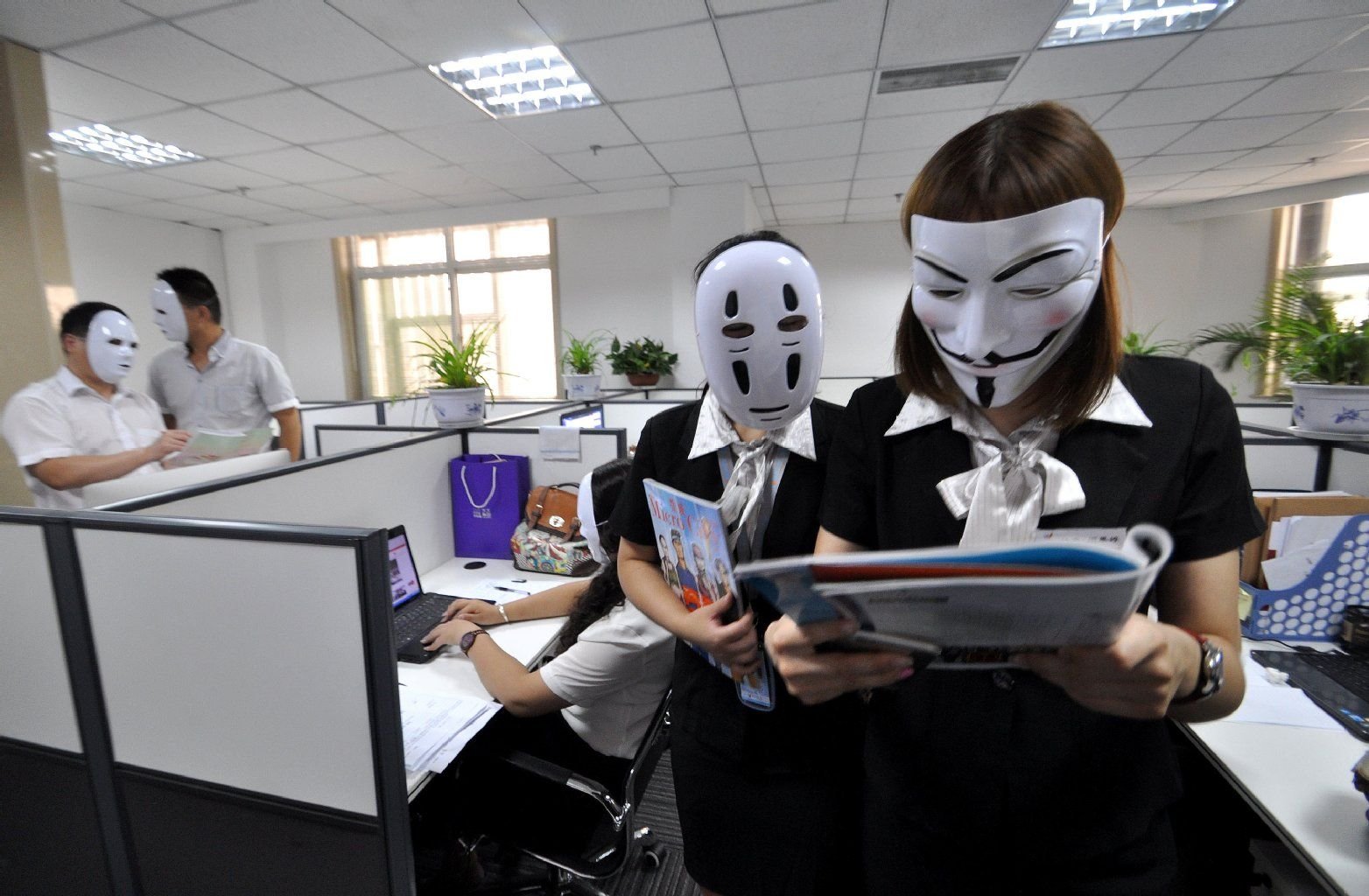 „No-Face“ ist ein stilles Wesen aus dem japanischen Animefilm „Spirited Away“. Die Mitarbeiterin rechts hat sich für eine „Guy-Fawkes-Maske“ entschieden.